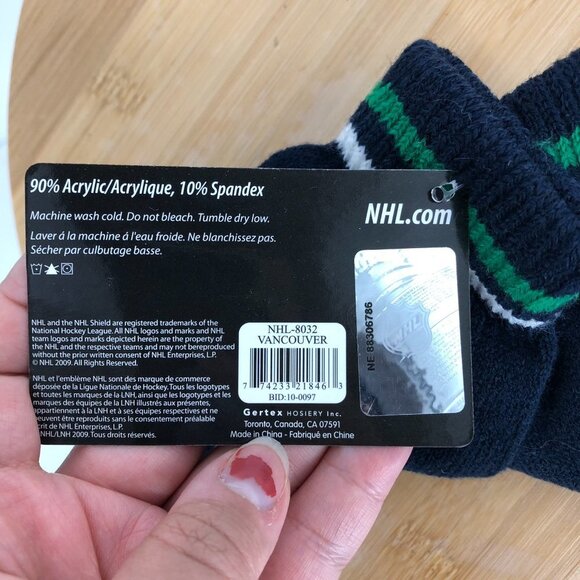 BNWT Men's NHL Official Canucks Navy Knit Gloves w/Canucks Logo Embroidery OS - Picture 3 of 8